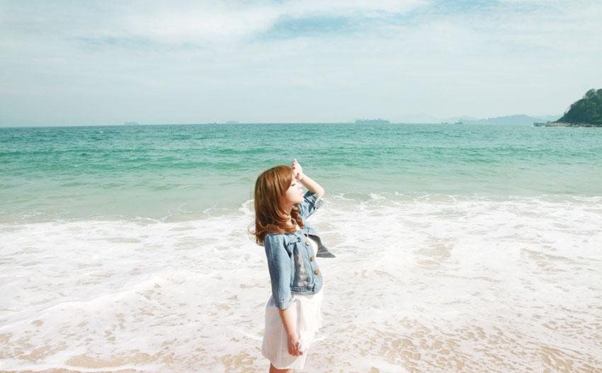 海边萌妹子俏皮可人写真