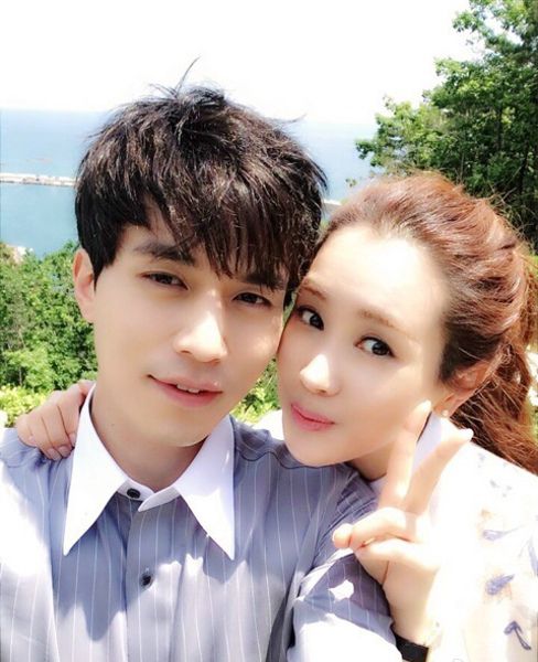 韩国美女李多海卖萌照