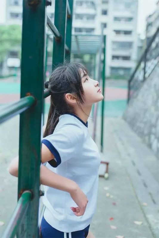 17岁高中生女主播优雅清纯写真
