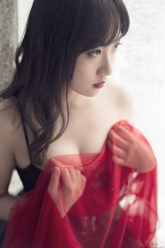 黑裙小美女性感酥胸迷人写真