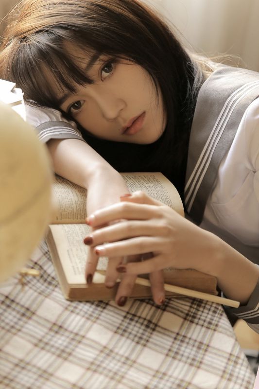 校园制服美女白丝美腿清纯养眼空灵气质御姐写真