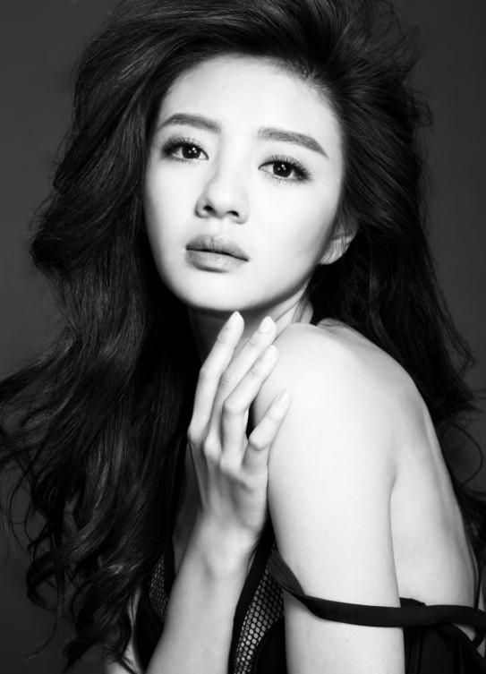 安以轩性感美背翘臀黑白个性写真