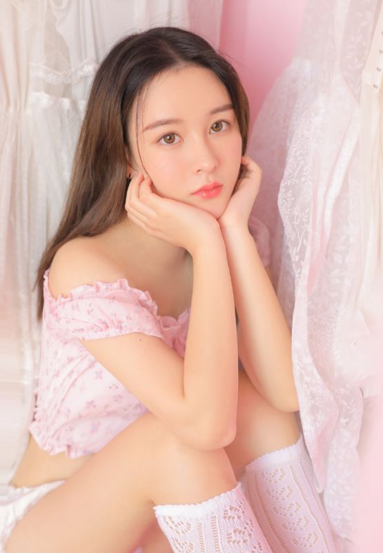 粉嫩长发美女低胸美乳内衣火辣性感长腿白丝写真