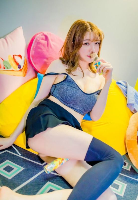 金色混血美女爆乳黑丝性感丝袜美腿气质写真图片