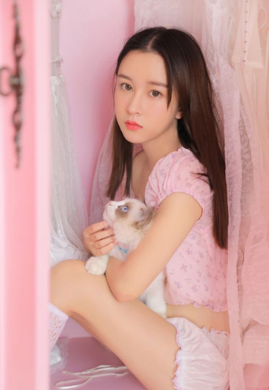粉嫩长发美女低胸美乳内衣火辣性感长腿白丝写真