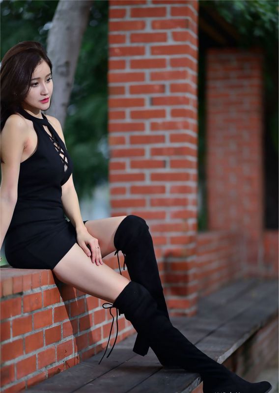 紧身短裙白皙妹子外拍长腿性感写真高清套图