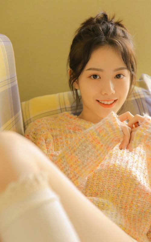 娇羞未成年美女私房白丝袜美腿居家天然诱惑写真图片