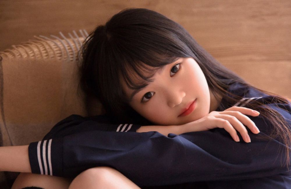 90后校园美女清纯水手制服丝袜美腿养眼写真图片