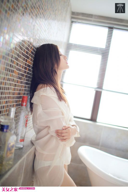 妩媚美女私房白色诱惑写真