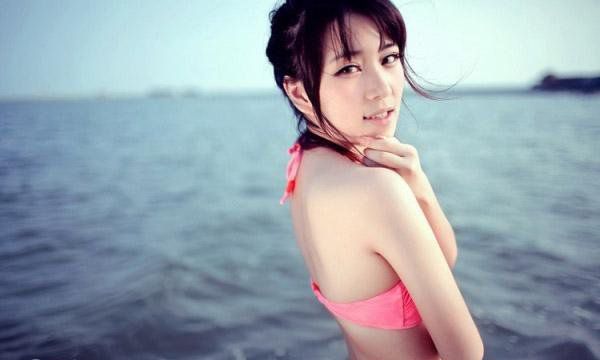 粉色比基尼萌妹子海边清纯写真