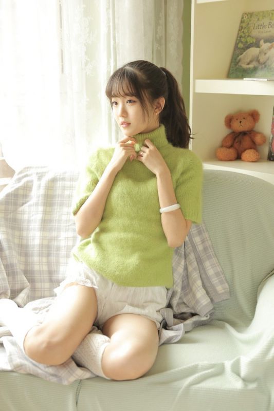 单马尾元气可爱少女美腿白丝甜美笑容写真