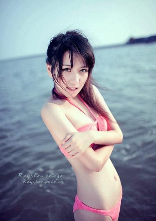 粉色比基尼萌妹子海边清纯写真