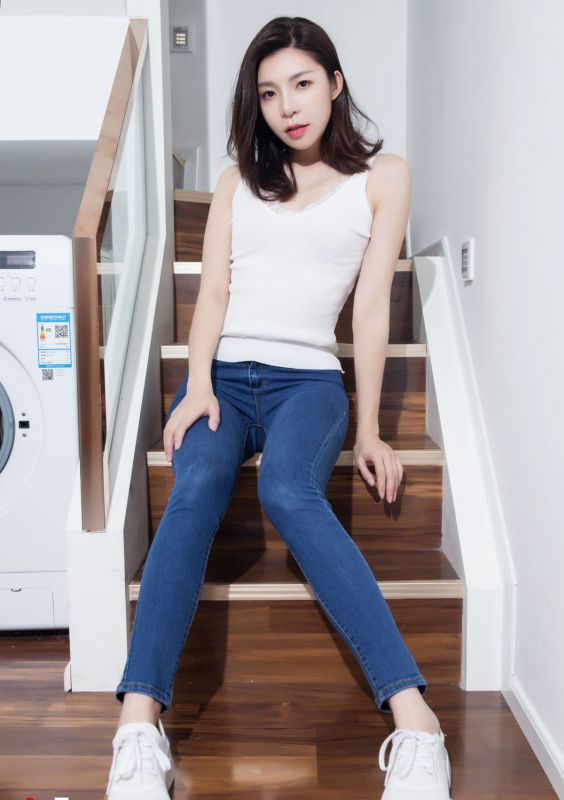 靓丽美女紧身牛仔裤翘臀居家写真