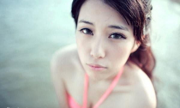 粉色比基尼萌妹子海边清纯写真