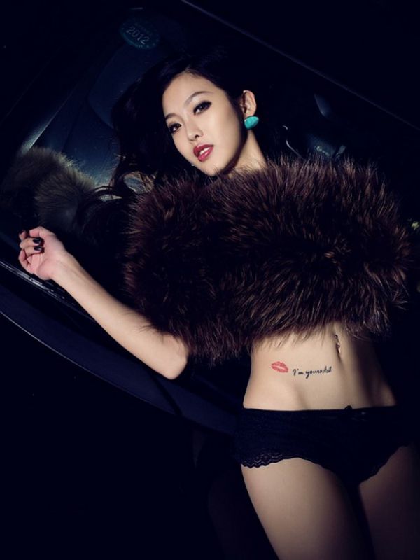 韩国气质美女皮草豪车内性感写真