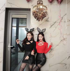 兔女郎姐妹花豪宅黑丝长腿性感大胆妩媚制服诱惑写真