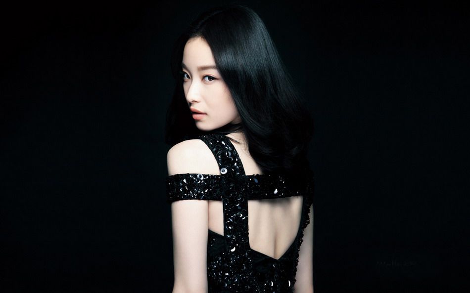 美女倪妮私房上演黑色诱惑写真