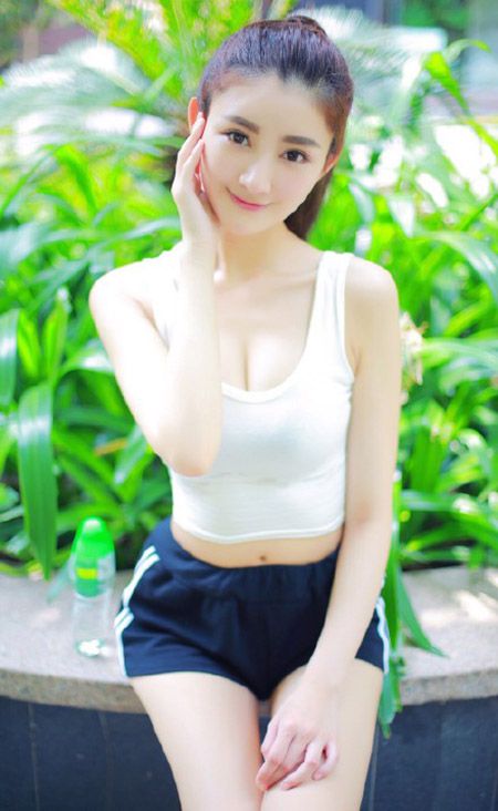 短裤女孩林沁园甜美诱人清纯照