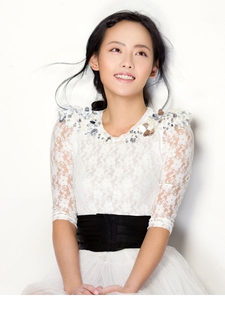 女星张嘉倪白色短裙迷人写真