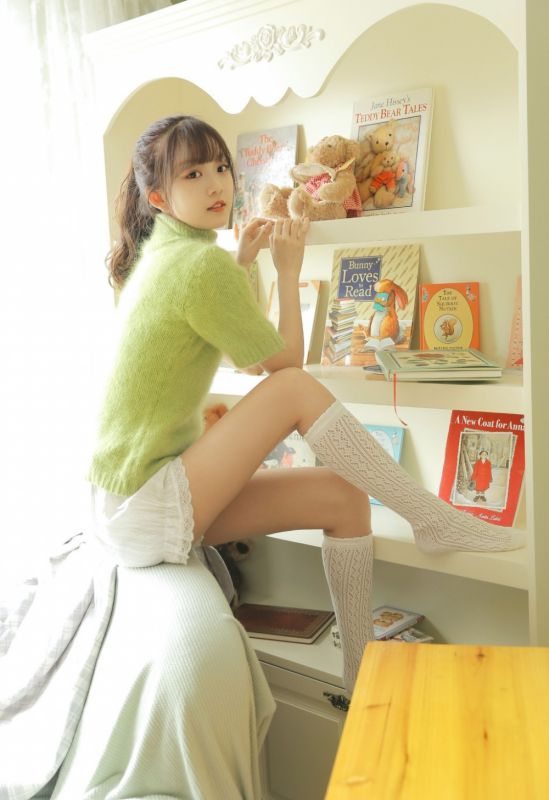 单马尾元气可爱少女美腿白丝甜美笑容写真