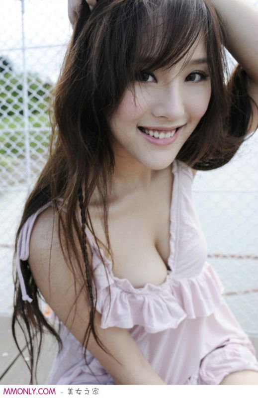性感美女秀丰满美胸高清写真