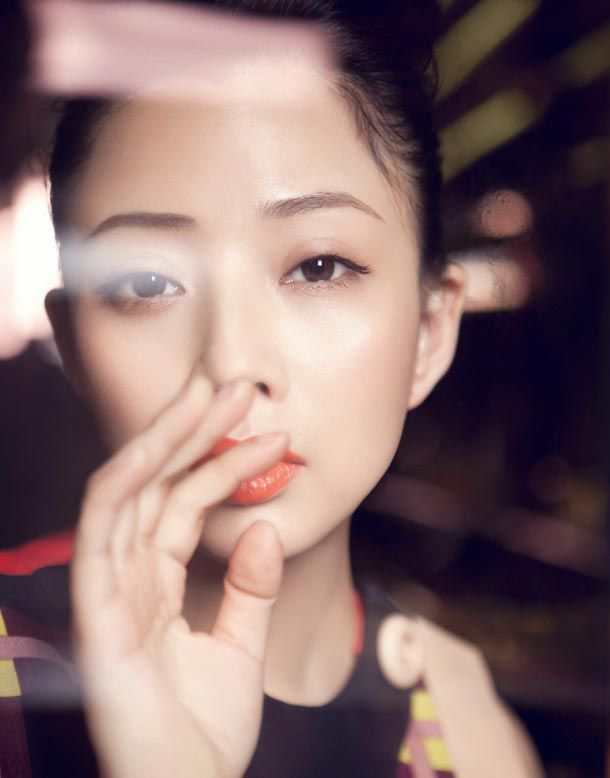 露背长裙美女殷桃妩媚性感写真