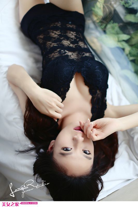 黑色蕾丝内衣美女性感迷人写真