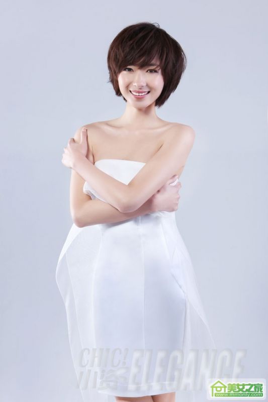 裹胸白裙女神万茜甜美写真