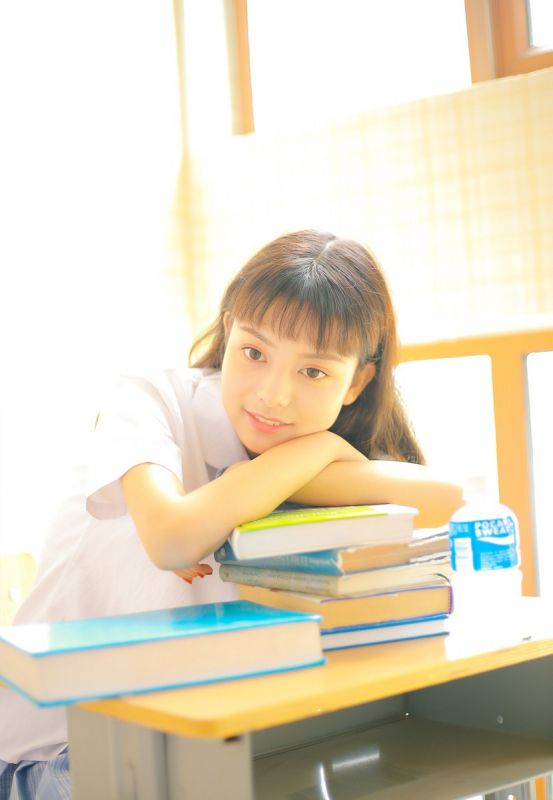 极品日本校园麻花辫美女素人教室白丝美腿诱惑写真