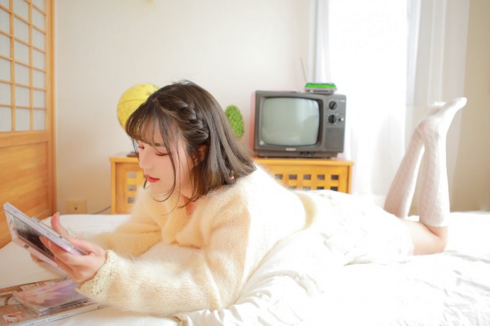 牙套学生妹室内白丝美足清纯写真