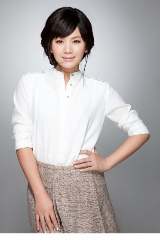 白衫美女曹曦文甜美笑容迷人写真