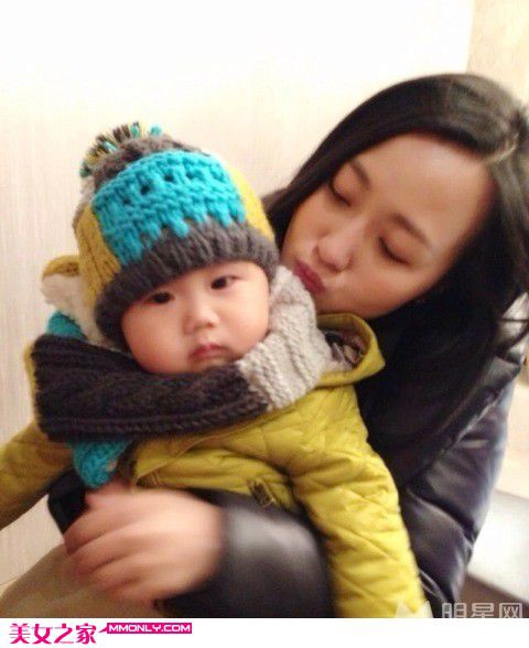 潘阳携可爱宝贝女儿亮相商场