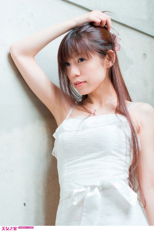 吊带裙美眉室内高清迷人写真