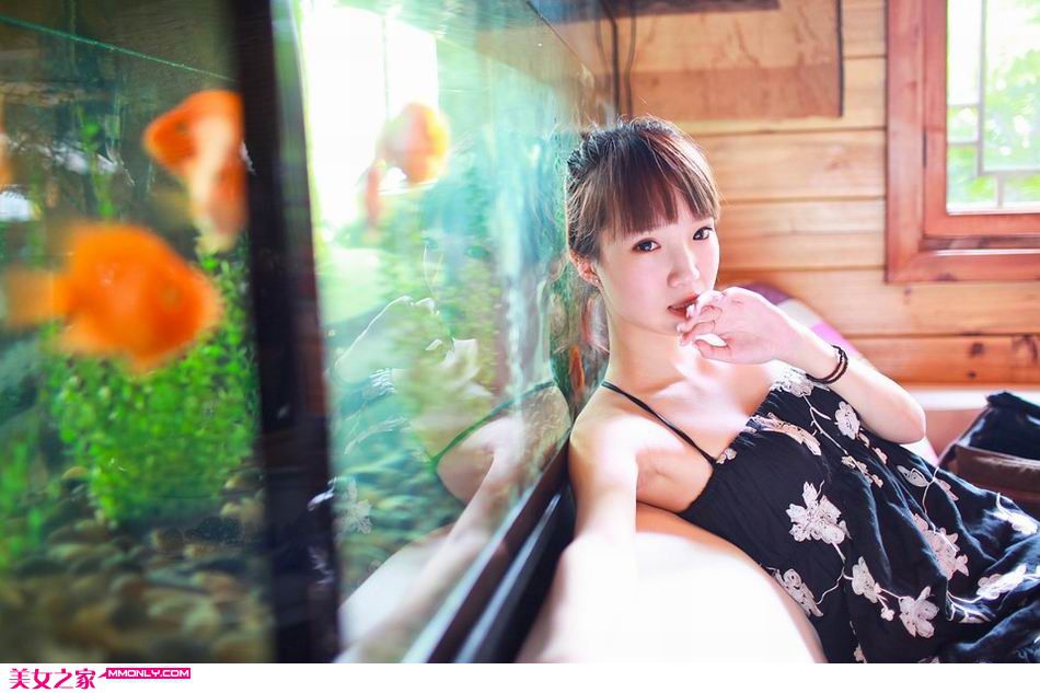 夏日清新可爱美女户外写真