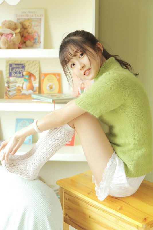 单马尾元气可爱少女美腿白丝甜美笑容写真