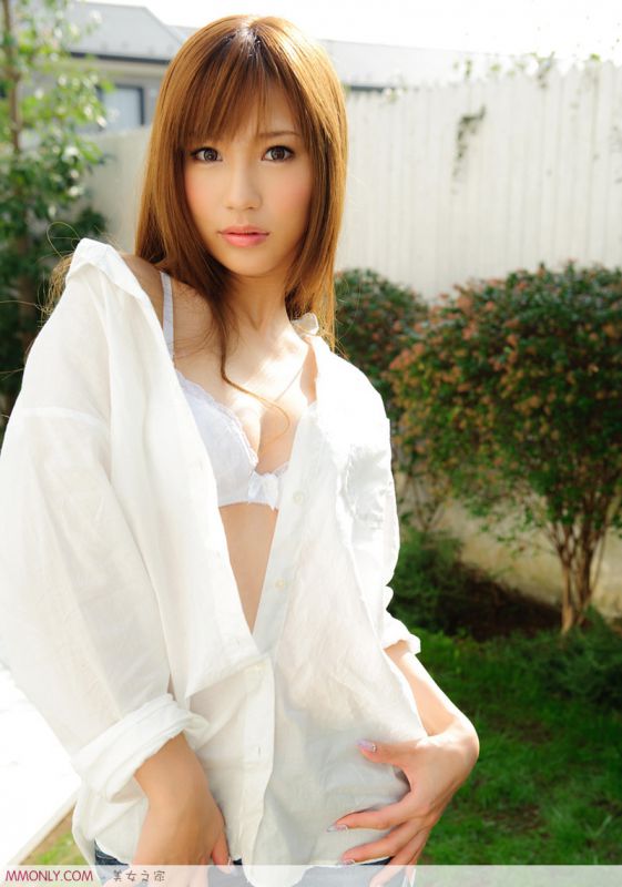 可爱翘臀美女泳池高清写真