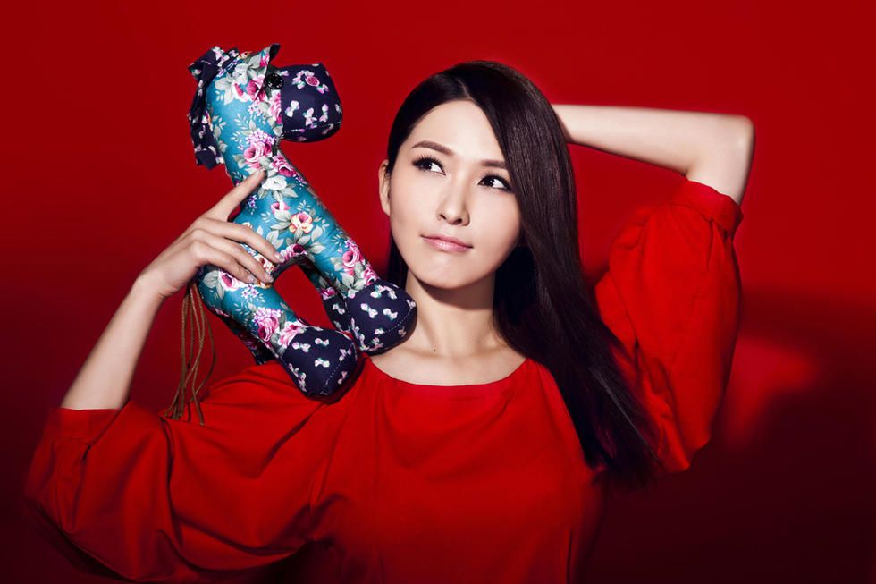 台湾美女徐洁儿马年性感红裙写真