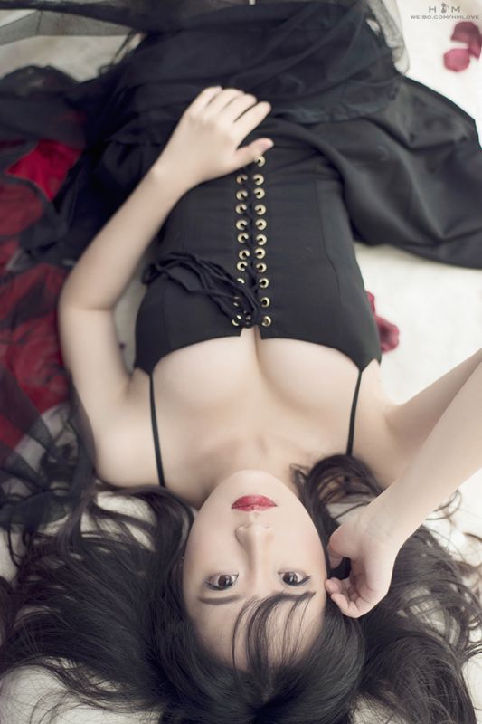 黑裙小美女性感酥胸迷人写真