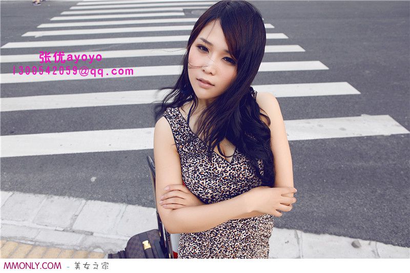 街拍爆乳美女张优性感豹纹短裙诱人图片