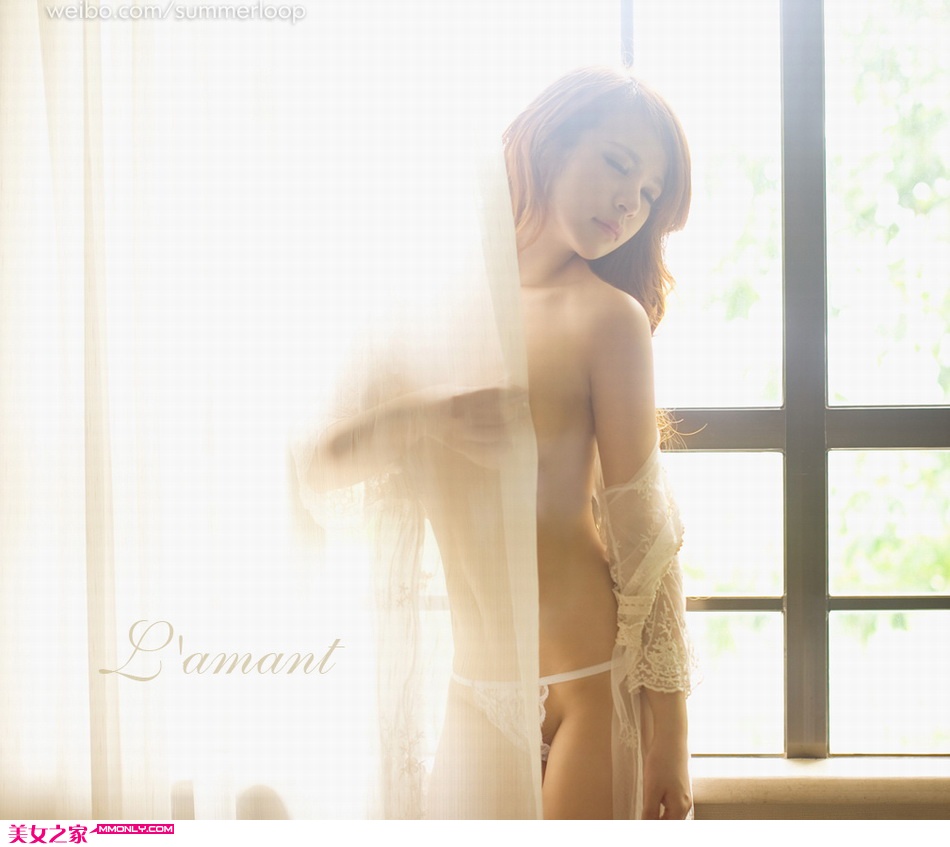 白色窗帘下的性感爆乳美女诱人写真