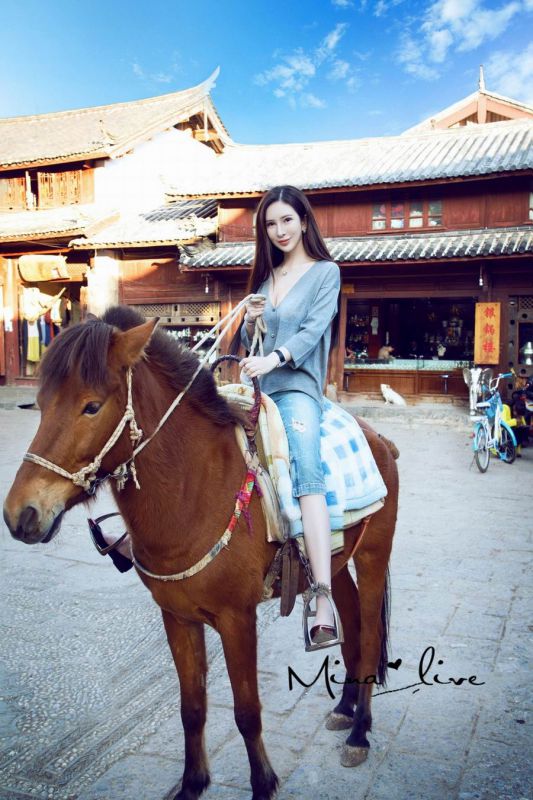 气质混血美女咪娜高清街拍照