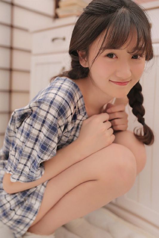 00后吊带衬衫萝莉少女私房丝袜美腿性感写真
