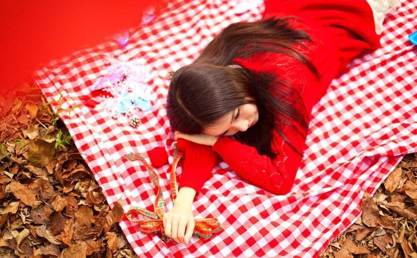 清新红衣萌妹子唯美写真