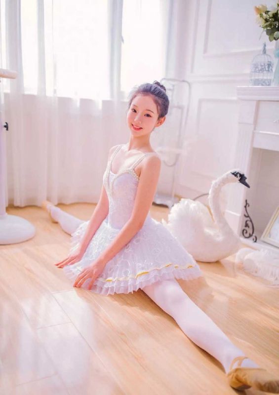 魅惑气质少女白丝袜美腿玉足姿势香艳性感写真