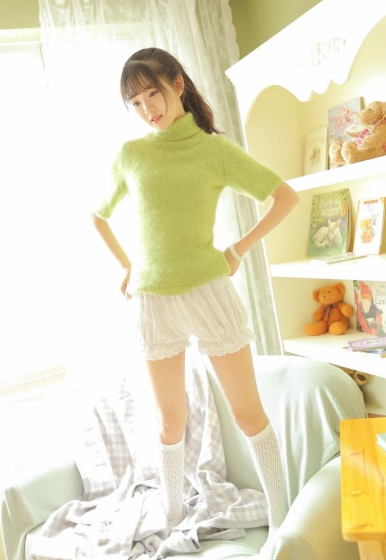 单马尾元气可爱少女美腿白丝甜美笑容写真