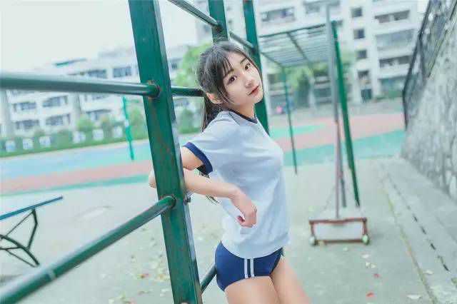 17岁高中生女主播优雅清纯写真
