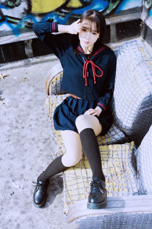 清纯校园女神长腿诱人丝袜制服美女短裙图片