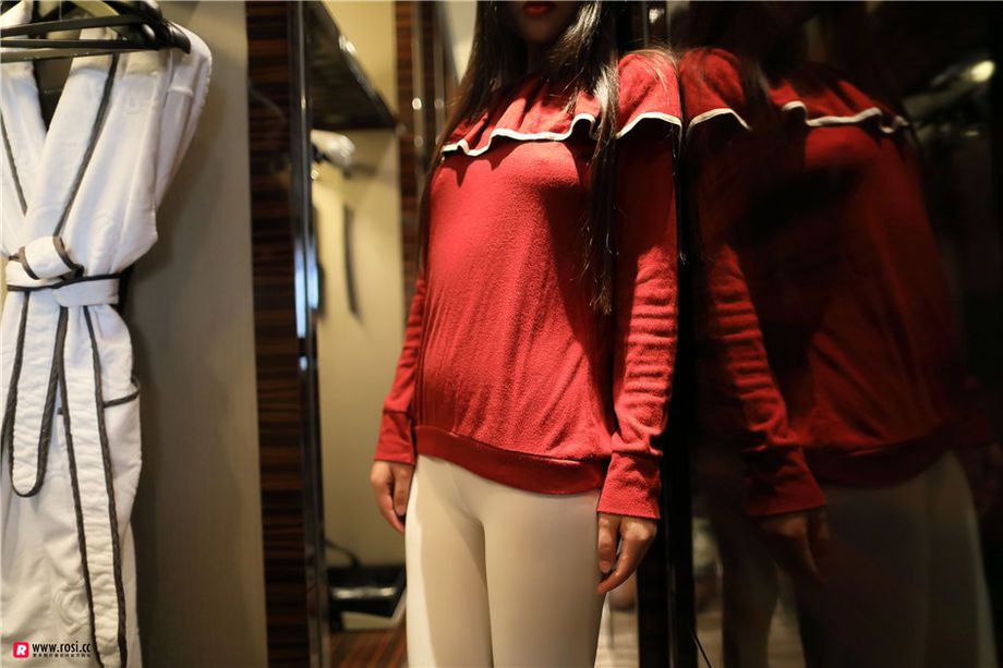 ROSI写真 00后萝莉学生妹白丝美臀写真照片第3张