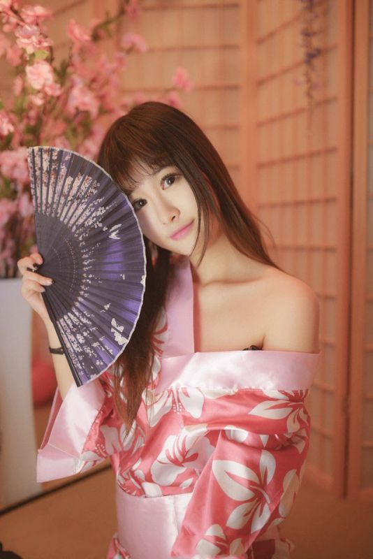 爆乳美女性感露肩和服诱惑写真