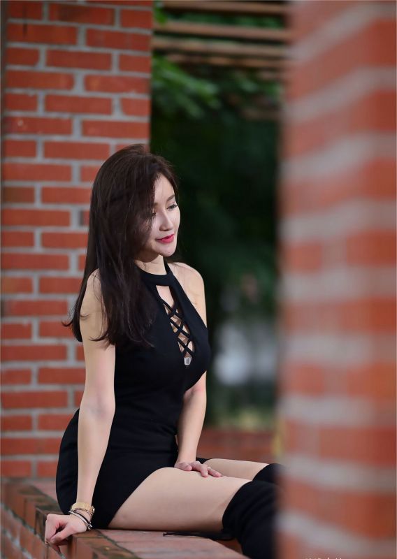 紧身短裙白皙妹子外拍长腿性感写真高清套图